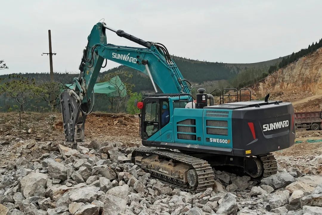 “礦山猛士”SWE600F液壓挖掘機(jī)收獲中國工程機(jī)械年度產(chǎn)品TOP50評(píng)委會(huì)獎(jiǎng)